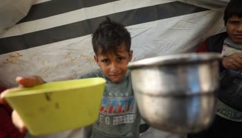 أطفال جائعون في مخيم جباليا (داود أبو الكاس/الأناضول)
