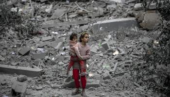 بات ألاف من أطفال غزة بلا معيل (فرانس برس)