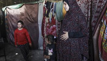 حوالي 60 ألف امرأة في غزّة تعاني مضاعفات في الحمل والولادة، (Getty)