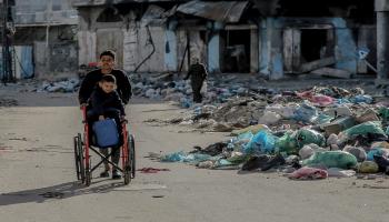 من مشهد الحياة في مدينة غزة بظل الحرب (عمر قطاع/الأناضول)