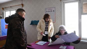 تصويت مبكر بكاريليا (شمالي موسكو)، الأحد الماضي (ناتاليا كوليسنيكوفا/فرانس برس)
