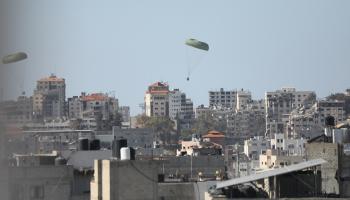 تكرر الإنزال الجوي للمساعدات على مدينة غزة (داود أبو القص/الأناضول)