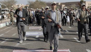 يسعى الحوثيون لتعزيز شعبيتهم عبر الهجمات (محمد حمود/Getty)