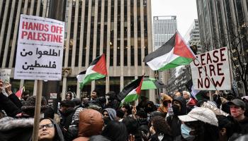 خلال تظاهرة مناصرة للفلسطينيين في نيويورك (فاتح أكتاش/ الأناضول)