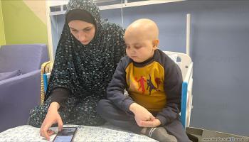 الطفل الفلسطيني علي جنينة ووالدته في مستشفى في القدس 1 (العربي الجديد)