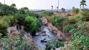 تتدفق مياه الصرف الصحي نحو الواجهة البحرية للعاصمة الليبية طرابلس 