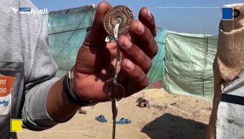 مفاتيح المنازل المدمرة في غزة.. رمز لرفض نكبةٍ ثانيةٍ