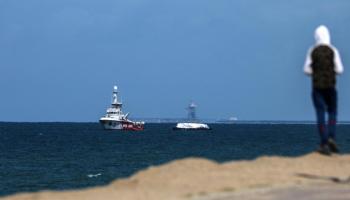 سفينة أوبن آرمز تفرغ مساعدات قبالة ساحل غزة في 15 مارس 2024 (إكس)