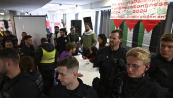 الشرطة الألمانية تُوقف بالقوة "مؤتمر فلسطين"، برلين، 12 نيسان/ أبريل 2024 (Getty)