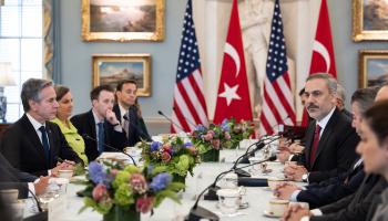 وزير الخارجية التركي هاكان فيدان (يمين) مع نظيره الأمريكي بلينكن (يسار) في واشنطن (getty)