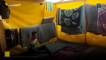 يعيش الفتى الفلسطيني سامي أبو معوض، المولود بلا ذراعين، ظروفًا صعبة للغاية داخل خيمة بمدينة دير البلح وسط قطاع غزة، بعد أن نزح إليها قادمًا من الشمال بسبب الحرب الإسرائيلية.