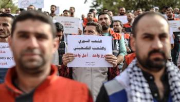 من مظاهرة في إدلب (شماليّ سورية) دعماً للشعب الفلسطيني وتنديداً بمجازر الاحتلال، 19 تشرين الأول/ أكتوبر 2023 (Getty)