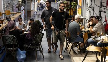 من أحد أسواق نتانيا، وسط إسرائيل، الجمعة الماضي (عمير ليفي/Getty)