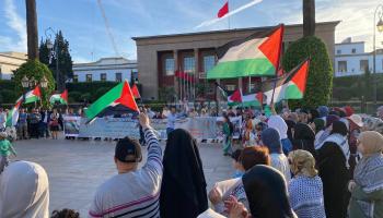 مغاربة يتظاهرون أمام مقر البرلمان دعماً للمقاومة الفلسطينية (العربي الجديد)