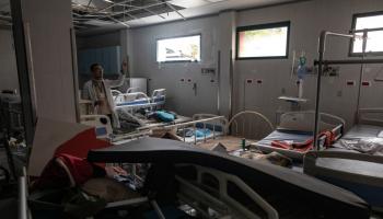 خراب في مجمع ناصر الطبي في خانيونس في غزة - 8 إبريل 2024 (هيثم عماد/ EPA)
