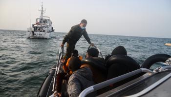 خفر السواحل التونسي يعترض رحلة مهاجرين سرّيين (حسن مراد/ Getty)