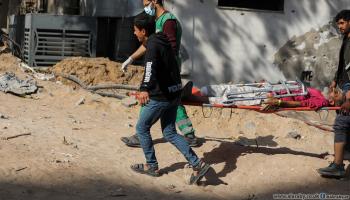 نقل أحد الناجين من مجمع الشفاء الطبي في غزة في 1 إبريل 2024 (محمد الحجار)