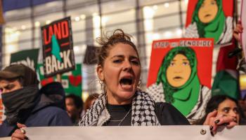 تظاهرة مناصرة للفلسطينيين أمام مقر "نيويورك تايمز"، 12 يناير 2024 (سلجوق أكار/الأناضول)
