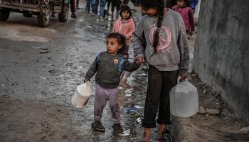 أطفال فلسطينيون ومياه في قطاع غزة -  16 فبراير 2024 (عبد زقوت/ الأناضول)