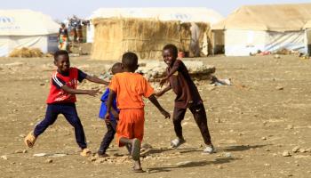 أطفال نازحون في القضارف شرقي السودان، في 20 مارس 2024 (فرانس برس)