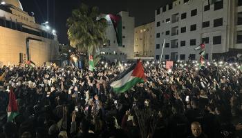 يرفع أردنيون الصوت بالقرب من سفارة الاحتلال (ليث الجنيدي/الأناضول)