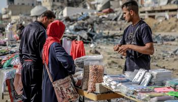 بائع يعرض البزورات وسط الدمار في مدينة غزة/ فرانس برس