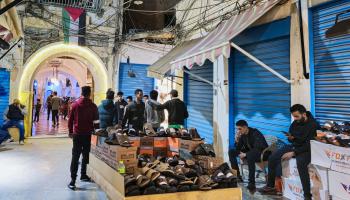 ليبيون يبيعون أحذية في طرابلس، مارس الماضي