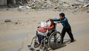 تعرض أطفال غزة لصنوف من الانتهاكات (فرانس برس)
