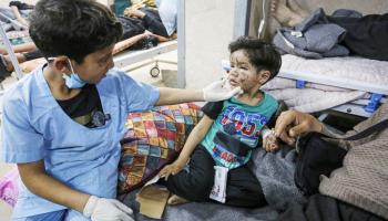 زكريا السرسك طفل فلسطيني متطوع في مستشفى شهداء الأقصى في غزة في 27 مارس 2024  (أشرف أبو عمرة/ الأناضول)