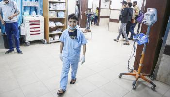 زكريا السرسك طفل فلسطيني متطوع في مستشفى شهداء الأقصى وسط غزة، في 27 مارس 2024 (أشرف أبو عمرة/ الأناضول)