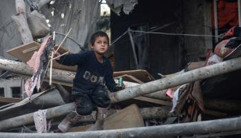 طفل فلسطيني في رفح في قطاع غزة، في 2 إبريل 2024 (محمد عابد/ فرانس برس)