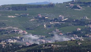 دخان يتصاعد أثناء قصف إسرائيلي على قرية يارون اللبنانية (فرانس برس)
