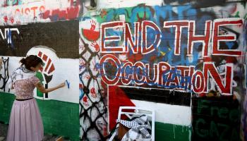 جدارية داعمة لفلسطين وغزة في حرم جامعة بيتزر كولدج في الولايات المتحدة الأميركية - 10 إبريل 2024 (Getty)