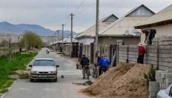 بناء مساكن نازحين مناخيين في طاجيكستان - 26 مارس 2024 (فرانس برس)