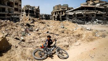 طفل وسط دمار خانيونس جنوبي قطاع غزة - 22 إبريل 2024 (فرانس برس)