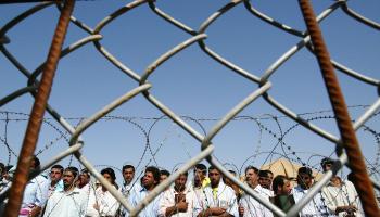 معتقلون في سجن أبو غريب ينتظرون الإفراج عنهم عام 2006 (واثق خذيعي/ Getty)