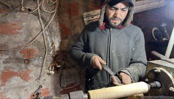 أحمد رخيص صانع أوان خشبية في تونس 1 (العربي الجديد)