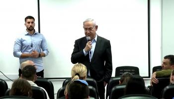 نتنياهو يتحدث أمام جنود إسرائيليين (رويترز)