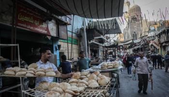 رجل يبيع الرغيف في أحد شوارع القاهرة (getty)