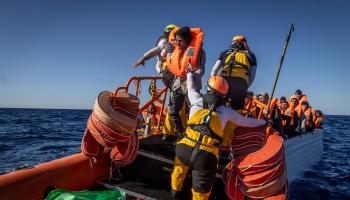 فريق سفينة الإنقاذ أوشن فايكنع ومهاجرون قبالة ساحل ليبيا في 7 إبريل 2024 (إكس)