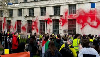 نشطاء يستهدفون مبنى وزارة الدفاع احتجاجا على دعم بريطانيا لإسرائيل
