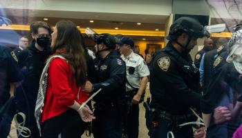 شرطة نيويورك تعتقل متظاهرين من داخل حرَم "جامعة فوردهام لينكولن سنتر"، 1 أيار/ مايو 2024 (Getty)