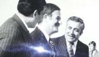 حافظ الأسد ومحمد حيدر الرفيق المدني الوحيد الذي صوت مع الأسد وطلاس ضد قرار تغيير القيادة العسكرية 1970 (فيسبوك)