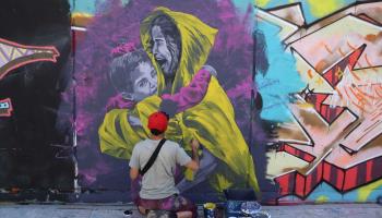 	 الفنان الأرجنتيني خوان كانتور يُنجز غرافيتي في مدينة برشلونة (رومان راميريز / الأناضول)