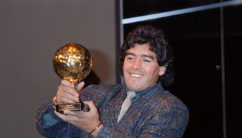 الراحل دييغو مارادونا خلال تسلم جائزة الكرة الذهبية يوم 13 نوفمبر/تشرين الثاني عام 1986 (Getty)