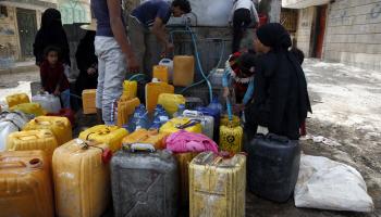 يمنيون يملأون قوارير بلاستيكية بالمياه من خزانات في صنعاء، 13 سبتمبر 2023 (الأناضول)