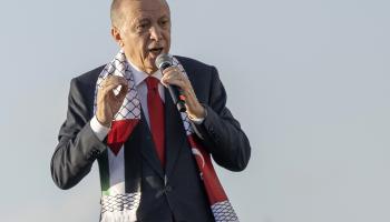 أردوغان يلقي خطاباً أمام تجمع نظمه الحزب الحاكم في إسطنبول تضامناً مع غزة (فرانس برس)