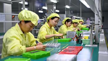 مصنع لإنتاج الرقائق الإلكترونية في مقاطعة جيانغشي الصينية، 28 أكتوبر 2023 (Getty)