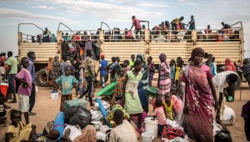 سودانيون يفرون من جحيم الحرب في مدينة الرنك، 19 مارس 2024 (سالي هايدن/Getty)