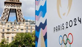 شعار أولمبياد باريس 2024 قرب برج إيفيل مُصورة يوم 21 إبريل/نيسان (Getty)